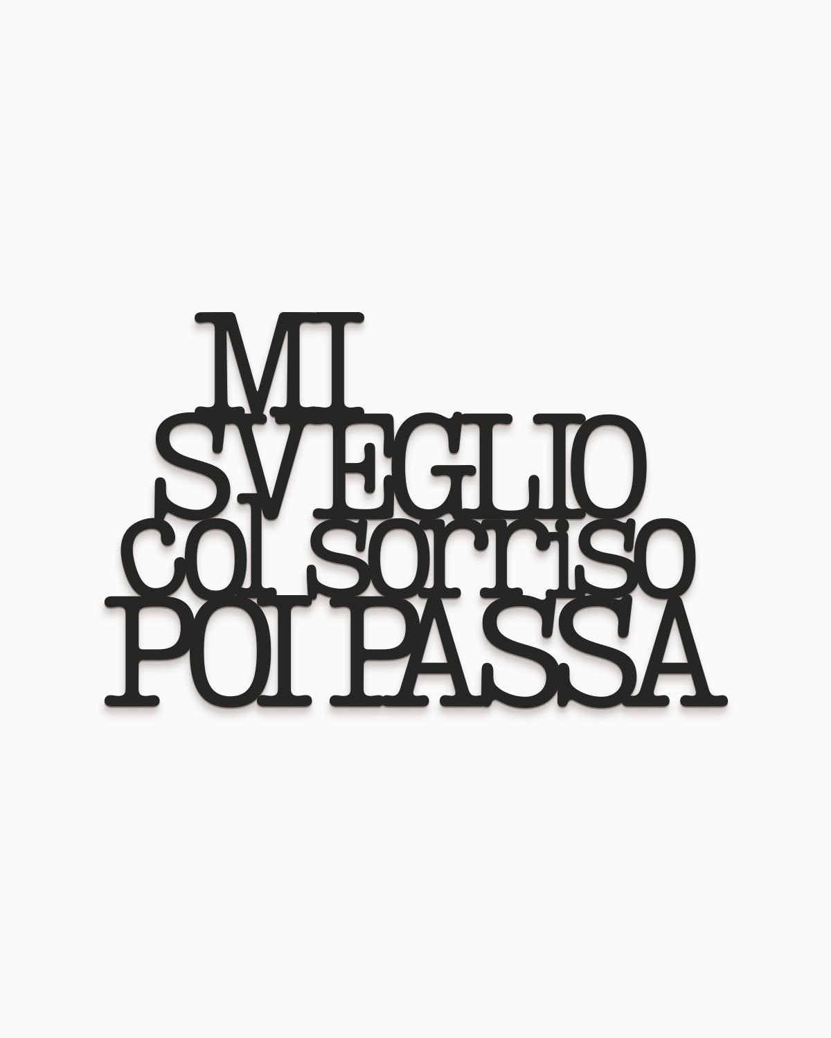 Scritta in legno Mi sveglio col sorriso poi passa