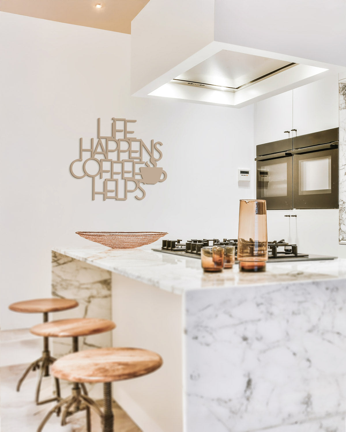 Scritta in legno Coffee Helps