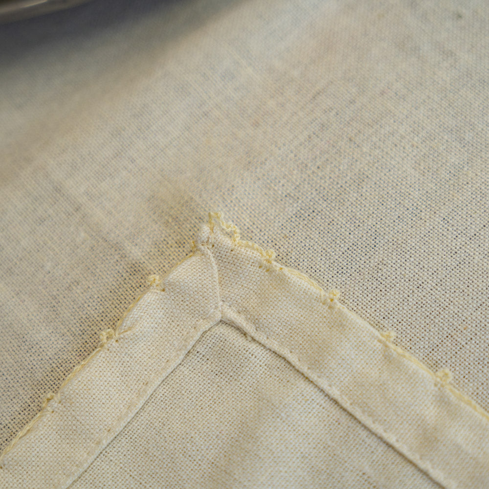 Tovaglia in cotone con bordi ricamati