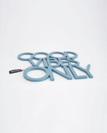 scritta decorativa per la casa motivazionale idea regalo scritta in legno good vibes only #colore_azzurro-polvere