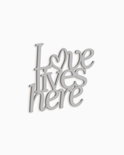 Scritta in Legno Love lives here