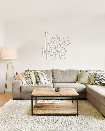 Scritta in Legno Love lives here