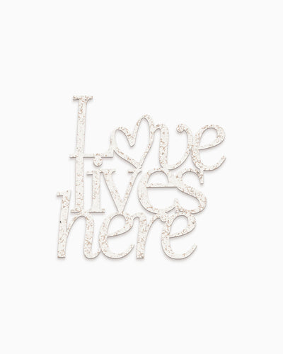 Scritta in Legno Love lives here