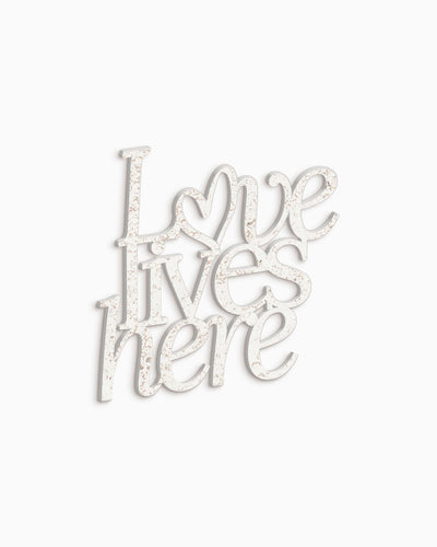 Scritta in Legno Love lives here