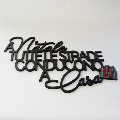 Scritta in Legno a Natale tutte le strade conducono a casa