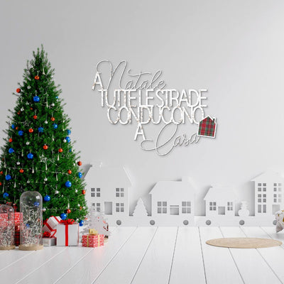 Scritta in Legno a Natale tutte le strade conducono a casa