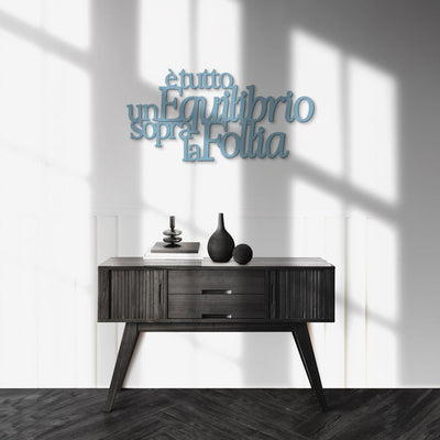 Scritta in Legno Un equilibrio sopra la follia