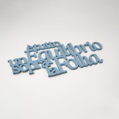 Scritta in Legno Un equilibrio sopra la follia