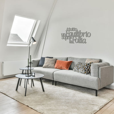 Scritta in Legno Un equilibrio sopra la follia