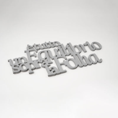 Scritta in Legno Un equilibrio sopra la follia