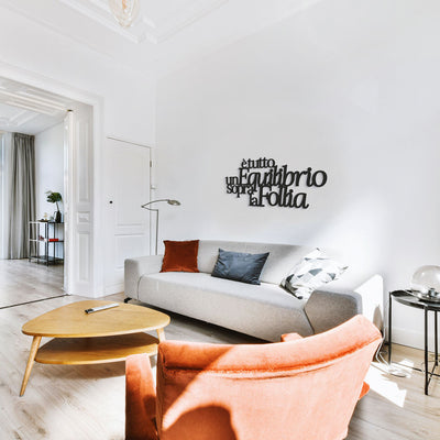 Scritta in Legno Un equilibrio sopra la follia