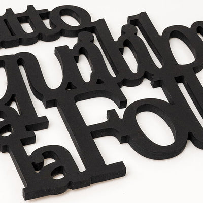 Scritta in Legno Un equilibrio sopra la follia