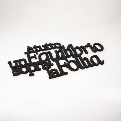 Scritta in Legno Un equilibrio sopra la follia