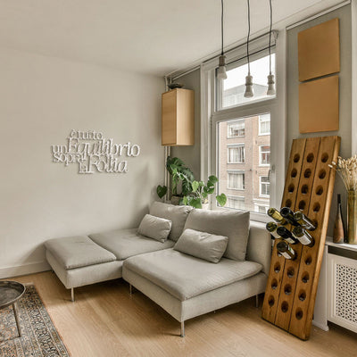 Scritta in Legno Un equilibrio sopra la follia