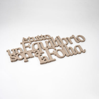 Scritta in Legno Un equilibrio sopra la follia