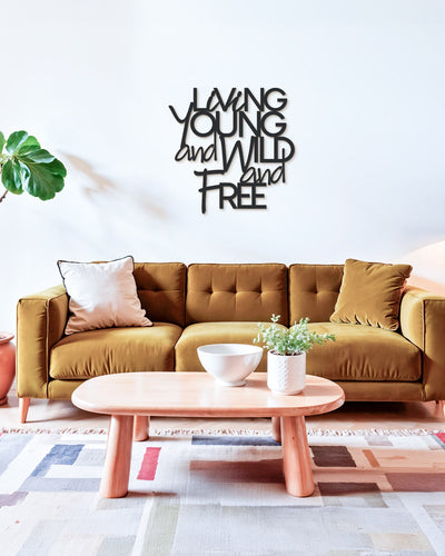 Scritta in legno Young, wild and free