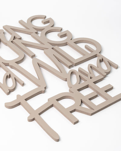 Scritta in legno Young, wild and free
