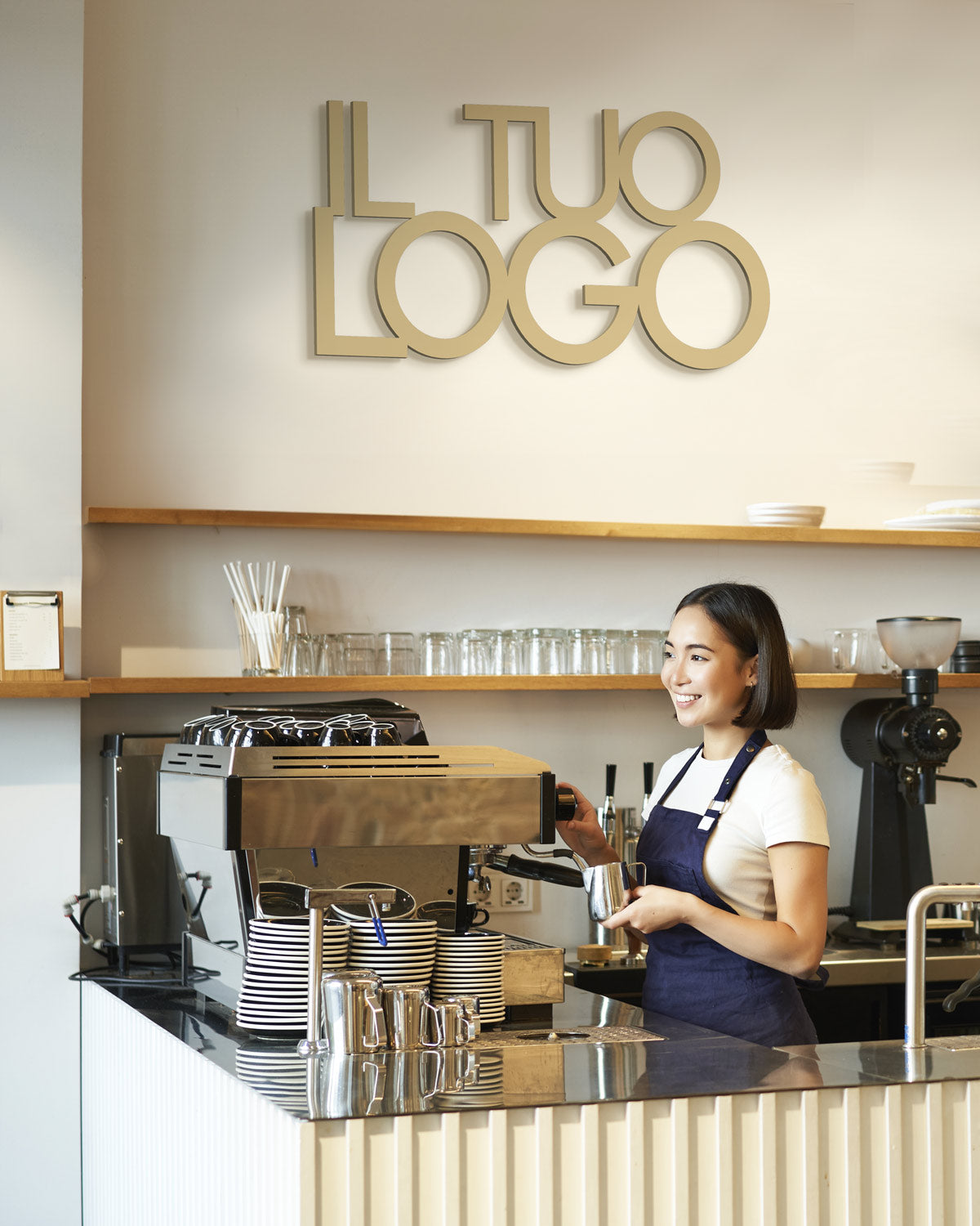 Scritta personalizzata in legno con logo aziendale su parete per il bar