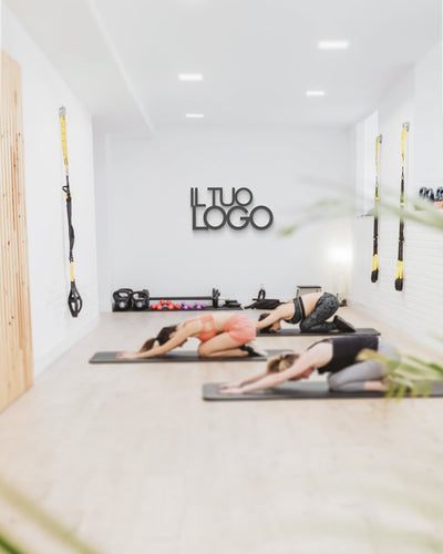 Scritta personalizzata in legno con logo aziendale su parete per una palestra, stampa realizza il tuo logo in legno