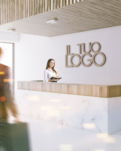 Scritta personalizzata in legno con logo aziendale su parete per un azienda, stampa realizza il tuo logo in legno