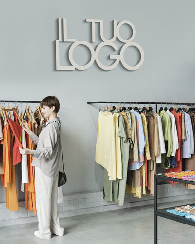 Scritta personalizzata in legno con logo aziendale su parete per un negozio, stampa realizza il tuo logo in legno