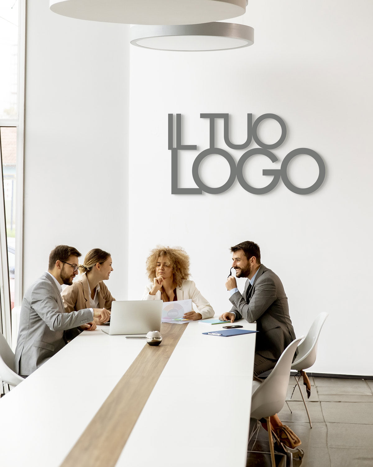 Scritta personalizzata in legno con logo aziendale su parete per l'ufficio