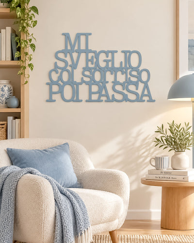 Scritta in legno Mi sveglio col sorriso poi passa
