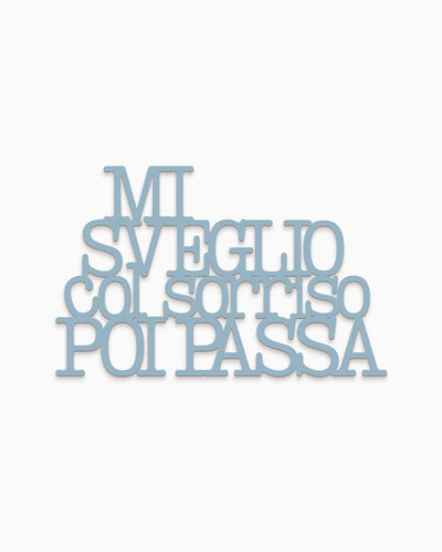 Scritta in legno Mi sveglio col sorriso poi passa