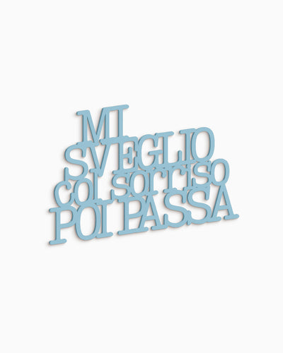Scritta in legno Mi sveglio col sorriso poi passa
