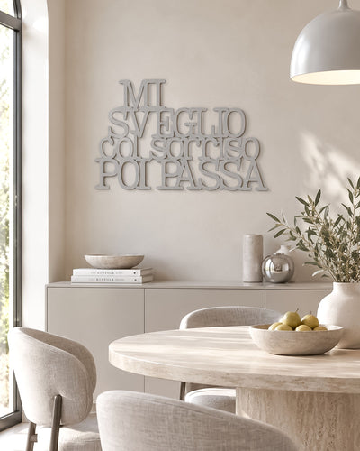 Scritta in legno Mi sveglio col sorriso poi passa