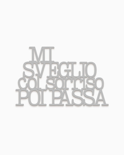 Scritta in legno Mi sveglio col sorriso poi passa