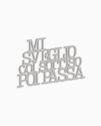Scritta in legno Mi sveglio col sorriso poi passa