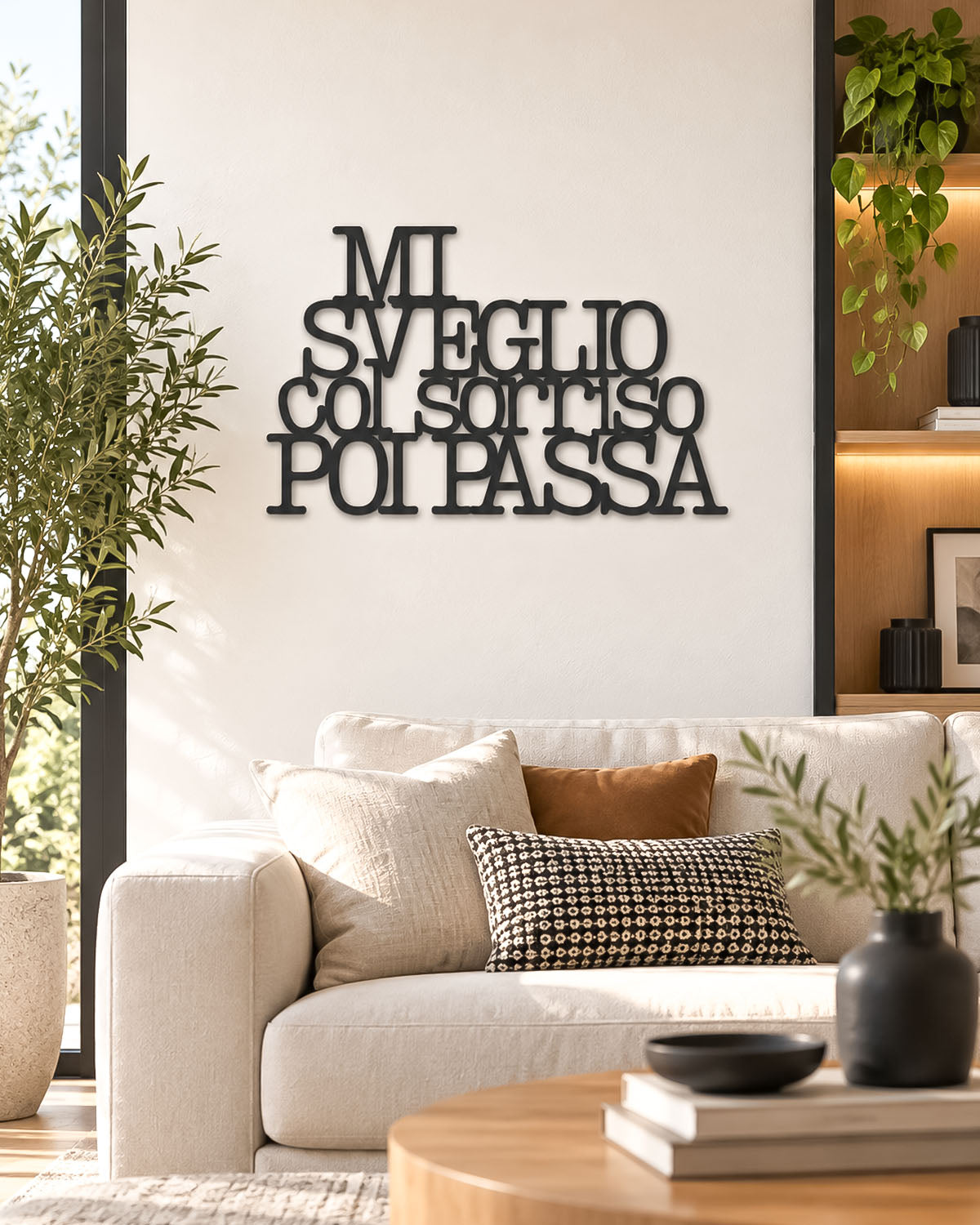 Scritta in legno Mi sveglio col sorriso poi passa