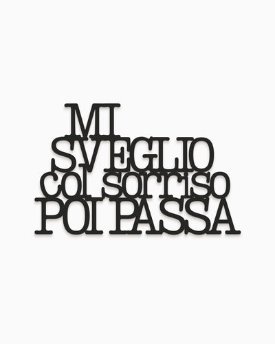 Scritta in legno Mi sveglio col sorriso poi passa