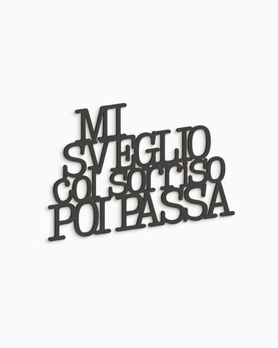 Scritta in legno Mi sveglio col sorriso poi passa