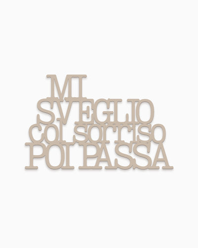 Scritta in legno Mi sveglio col sorriso poi passa