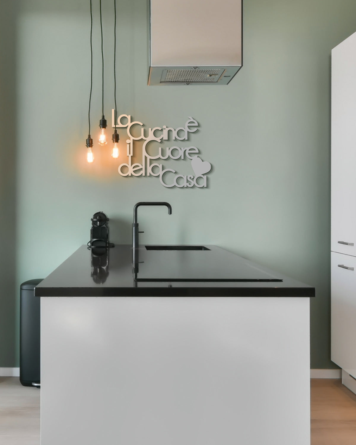 scritta in legno la cucina è il cuore della casa, decorazione da appendere in cucina, arredamento moderno #colore_grigio-medio