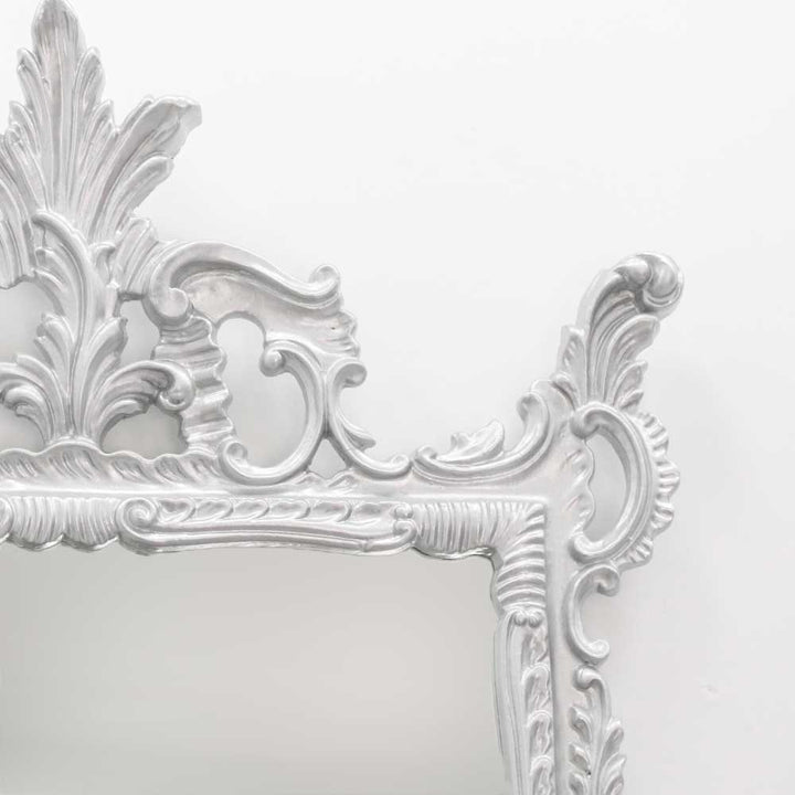 Specchio con cornice in legno intarsiata