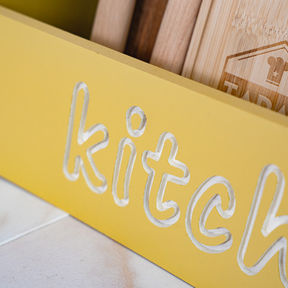 Portataglieri in legno con scritta Kitchen incisa