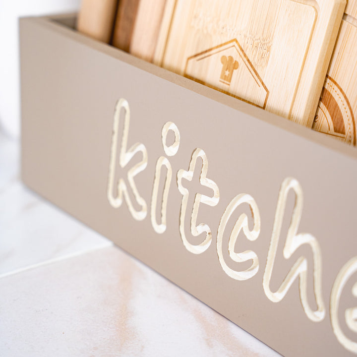 Portataglieri in legno con scritta Kitchen incisa