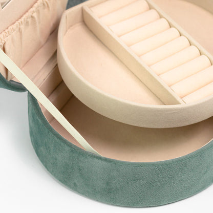 Round jewelery box in green velvet